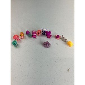 Lot 12 - Hatchimals Colleggtibles Multicolor Season 4 Mini Blue Chameleon Figure